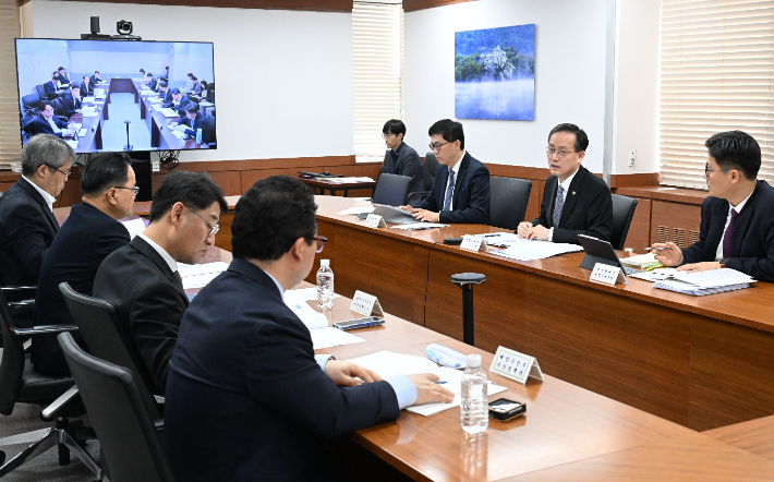 이형일(오른쪽 두 번째) 재정경제부 1차관이 2일 서울 종로구 정부서울청사에서 열린 '중동전쟁 물가대응팀 겸 제68차 물가관계차관회의'를 주재하고 있다. 재정경제부 제공 