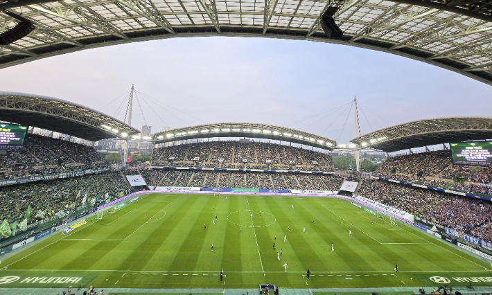 지난해 5월 31일 전북과 울산 HD의 하나은행 K리그1 2025 17라운드 '현대가(家) 더비'가 펼쳐진 전주월드컵경기장 관중석이 축구팬으로 가득하다. 이날 관중 수는 3만1천830명을 기록했다. 연합뉴스