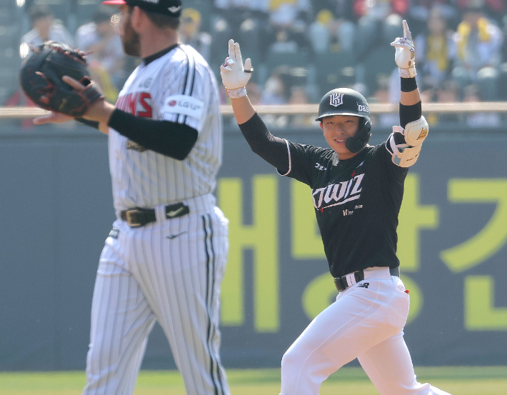 프로야구 정규시즌 개막일인 지난달 28일 서울 잠실야구장에서 열린 kt 위즈와 LG 트윈스의 경기. 1회초 2사 1,2루 상황에서 kt 이강민이 2타점 적시타를 친 뒤 기뻐하고 있다. 연합뉴스