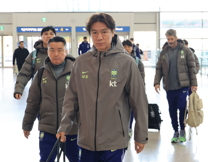 유럽원정 출국하는 홍명보 감독. 연합뉴스