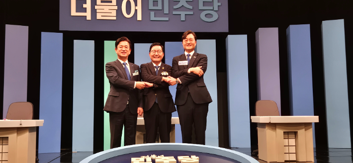 1일 오후 대전MBC에서 열린 더불어민주당 대전시장 경선 후보 토론회에서 허태정, 장종태, 장철민 후보(사진 왼쪽부터)가 토론회에 앞서 손을 맞잡고 있다. 더불어민주당 대전시당 제공