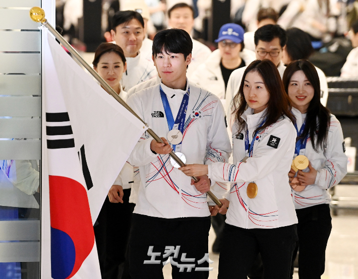 2026 밀라노·코르티나담페초 동계 올림픽에 출전했던 쇼트트랙 황대헌(왼쪽부터), 최민정, 김길리 등 선수단이 귀국하는 모습. 박종민 기자