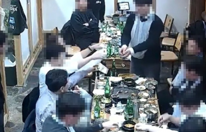 2025년 11월 30일 오후 8시 7분께 전북 전주시 완산구 소재 음식점에서 김관영 전북특별자치도지사가 함께 식사한 청년들에게 일일이 현금을 건네고 있다. 연합뉴스