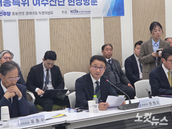 더불어민주당 한병도(가운데) 원내대표가 발언하고 있다. 유대용 기자