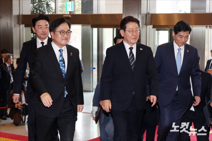 이재명 대통령이 2일 오후 서울 여의도 국회에서 2026년도 1차 추가경정예산안(추경안) 관련 시정연설을 하기 전 우원식 국회의장과 함께 사전환담을 위해 이동하고 있다.