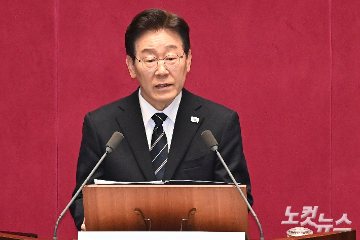 이재명 대통령이 2일 서울 여의도 국회 본회의장에서 중동 사태 대응 등을 위한 추가경정예산안에 대한 시정연설을 하고 있다. 황진환 기자