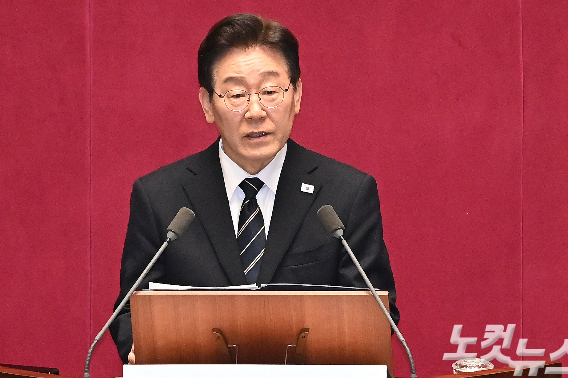 이재명 대통령이 2일 서울 여의도 국회 본회의장에서 중동 사태 대응 등을 위한 추가경정예산안에 대한 시정연설을 하고 있다. 황진환 기자