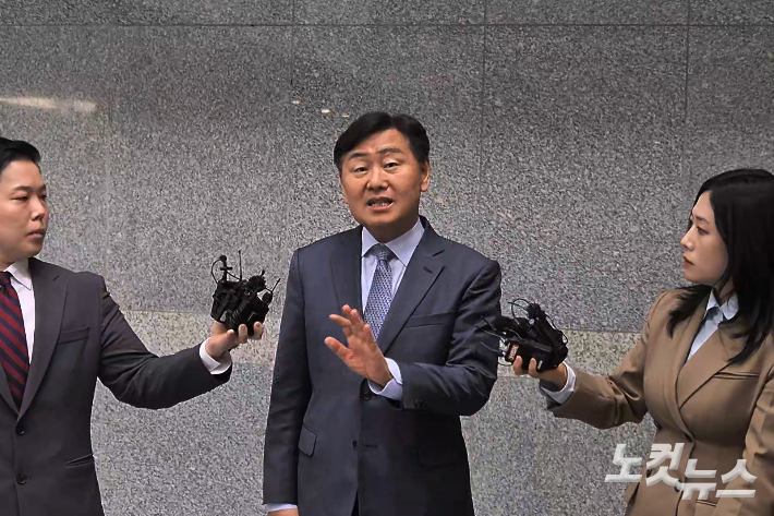 지난 1일 오전 김관영 전북도지사가 금품 살포 의혹을 묻는 취재진의 질문에 답하고 있다. 송승민 기자