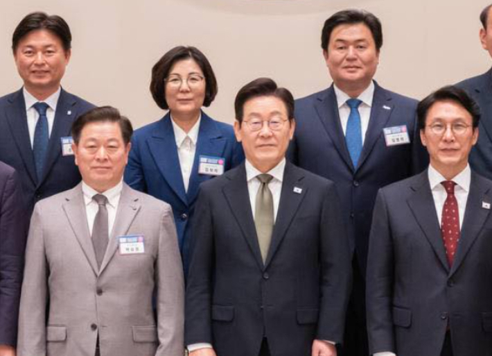 박승원(앞줄 왼쪽) 광명시장과 이재명 대통령, 김민석 국무총리 등의 모습. 페이스북 캡처