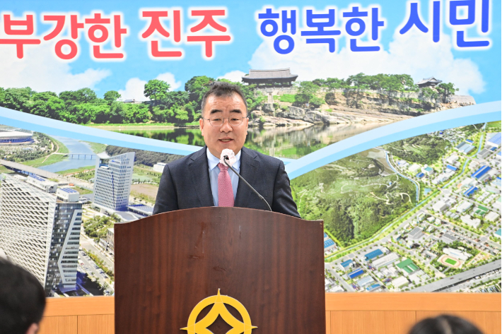 박일동 진주시 부시장이 2일 진주시청 브리핑룸에서 기자회견을 열고 있다. 진주시청 제공