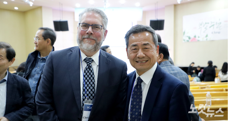 강의를 마치고 보글 목사와 심 목사가 기념촬영을 하고 있다. 한세민 기자
