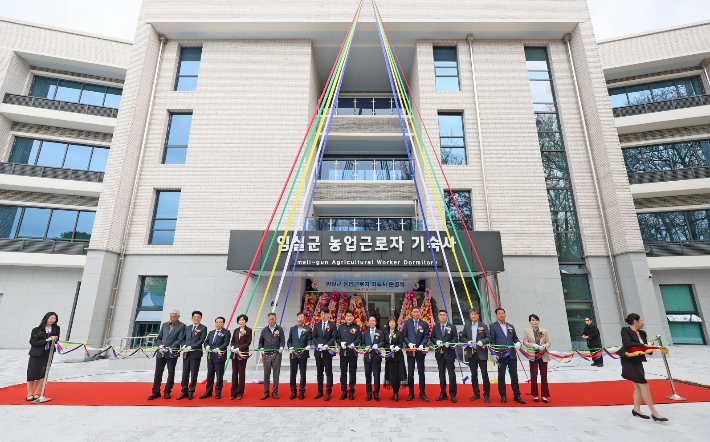 임실군은 지난 1일 심민 군수와 김종훈 전북도 경제부지사, 정철석 오수관촌농협 조합장, 외국인 계절근로자 등 200여 명이 참석한 가운데 기숙사 준공식을 개최했다. 임실군 제공