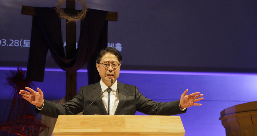 월광교회 김요한 담임목사가 합심기도를 인도하고 있다. 한세민 기자