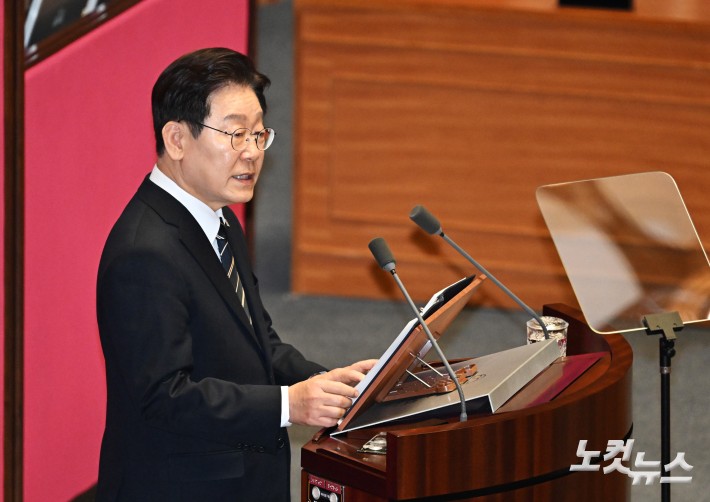 이재명 대통령이 2일 오후 서울 여의도 국회에서 열린 본회의에 참석해 중동 전쟁 대응 등을 위한 추가경정예산안에 대한 시정연설을 하고 있다.