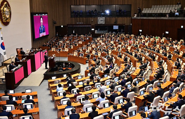 이재명 대통령이 2일 오후 서울 여의도 국회에서 열린 본회의에 참석해 중동 전쟁 대응 등을 위한 추가경정예산안에 대한 시정연설을 하고 있다.