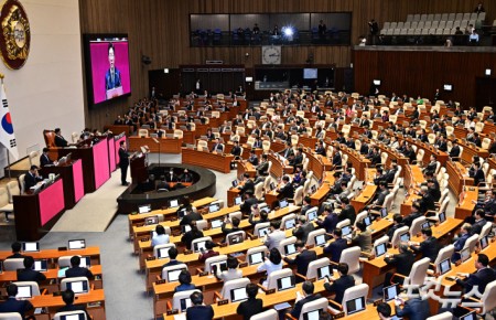 이재명 대통령이 2일 오후 서울 여의도 국회에서 열린 본회의에 참석해 중동 전쟁 대응 등을 위한 추가경정예산안에 대한 시정연설을 하고 있다.