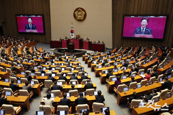 이재명 대통령이 2일 서울 여의도 국회에서 열린 제433회국회(임시회) 제4차 본회의에서 중동 사태 대응을 위한 추가경정예산안에 대한 시정연설을 하고 있다.