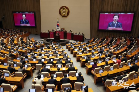 이재명 대통령이 2일 서울 여의도 국회에서 열린 제433회국회(임시회) 제4차 본회의에서 중동 사태 대응을 위한 추가경정예산안에 대한 시정연설을 하고 있다.