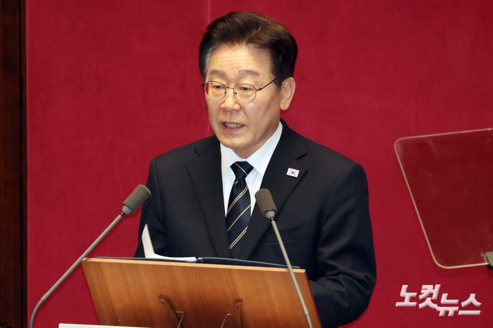 이재명 대통령이 2일 서울 여의도 국회에서 열린 제433회국회(임시회) 제4차 본회의에서 중동 사태 대응을 위한 추가경정예산안에 대한 시정연설을 하고 있다.