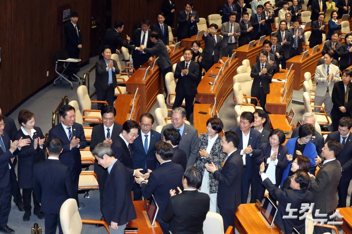 이재명 대통령이 2일 서울 여의도 국회에서 열린 제433회국회(임시회) 제4차 본회의에서 중동 사태 대응을 위한 추가경정예산안에 대한 시정연설을 위해 입장하며 의원들과 인사를 하고 있다.