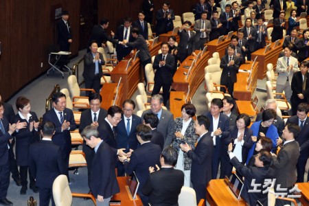 이재명 대통령이 2일 서울 여의도 국회에서 열린 제433회국회(임시회) 제4차 본회의에서 중동 사태 대응을 위한 추가경정예산안에 대한 시정연설을 위해 입장하며 의원들과 인사를 하고 있다.