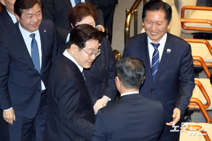 이재명 대통령이 2일 서울 여의도 국회에서 열린 제433회국회(임시회) 제4차 본회의에서 중동 사태 대응을 위한 추가경정예산안에 대한 시정연설을 위해 입장하며 의원들과 인사를 하고 있다.