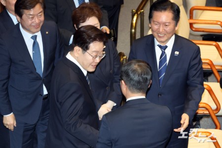 이재명 대통령이 2일 서울 여의도 국회에서 열린 제433회국회(임시회) 제4차 본회의에서 중동 사태 대응을 위한 추가경정예산안에 대한 시정연설을 위해 입장하며 의원들과 인사를 하고 있다.