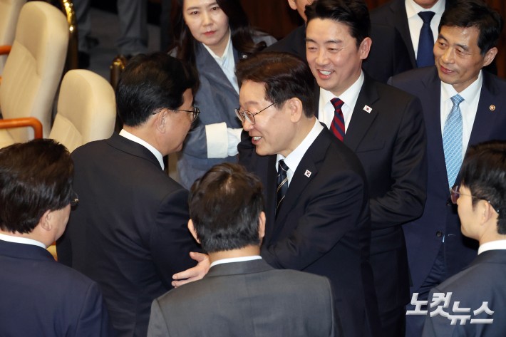 이재명 대통령이 2일 서울 여의도 국회에서 열린 제433회국회(임시회) 제4차 본회의에서 중동 사태 대응을 위한 추가경정예산안에 대한 시정연설을 마치고 퇴장하며 국민의힘 송언석 원내대표와 인사를 하고 있다.