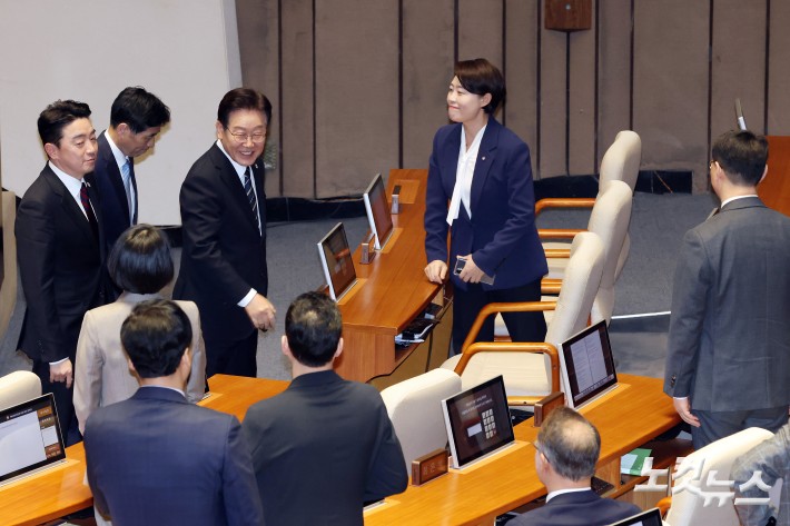 이재명 대통령이 2일 서울 여의도 국회에서 열린 제433회국회(임시회) 제4차 본회의에서 중동 사태 대응을 위한 추가경정예산안에 대한 시정연설을 마치고 퇴장하며 국민의힘 의원들과 인사를 하고 있다.