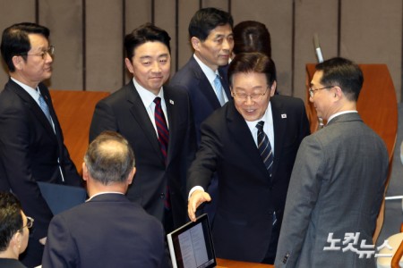 이재명 대통령이 2일 서울 여의도 국회에서 열린 제433회국회(임시회) 제4차 본회의에서 중동 사태 대응을 위한 추가경정예산안에 대한 시정연설을 마치고 퇴장하며 국민의힘 의원들과 인사를 하고 있다.