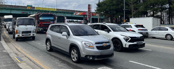 원촌육교 보강토옹벽 보강공사 등에 따라 정체가 이어지는 가운데 차량을 우회하라는 안내(노란색)가 붙어있다. 독자 제공