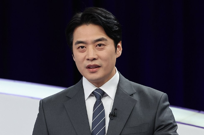 더불어민주당 한준호 경기지사 경선후보가 지난달 30일 상암동 MBC 신사옥에서 열린 '더불어민주당 경기도지사 후보자 합동토론회'에서 발언을 하고 있다. 연합뉴스