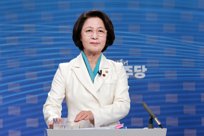 더불어민주당 추미애 경기지사 경선후보가 1일 서울 양천구 SBS 목동 스튜디오에서 열린 더불어민주당 경기도지사 후보자 2차 TV 합동토론회에 참석해 시작을 기다리고 있다. 연합뉴스