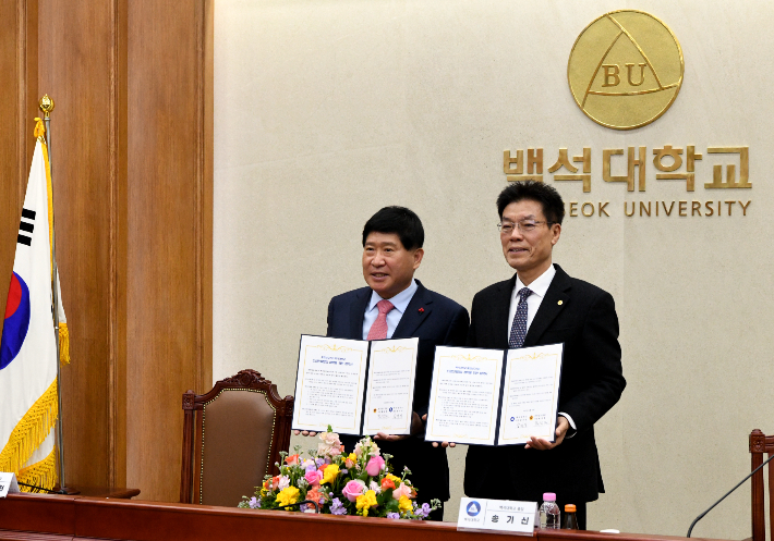 홍성현 충남도의회 의장(왼쪽)과 송기신 백석대 총장이 협약을 체결한 뒤 기념촬영을 하고 있다. 백석대 제공