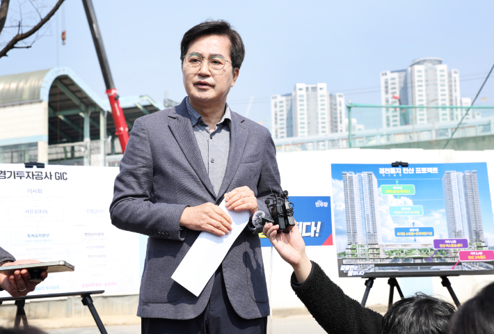 더불어민주당 김동연 경기지사 경선 후보가 2일 안산 중앙역 앞에서 '경천동지 프로젝트' 공약 발표 기자회견 이후 취재진의 질문에 대답하는 모습. 김동연 경기지사 경선후보 캠프 제공
