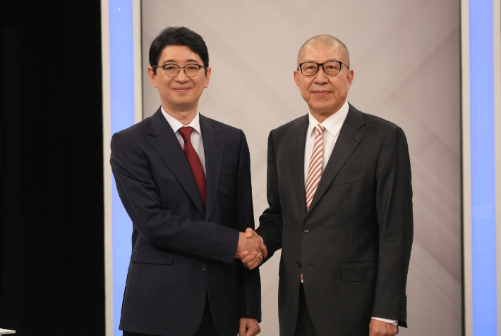 국민의힘 부산시장 경선 토론회에 나선 박형준 시장(오른쪽)과 주진우 의원(왼쪽).  국민의힘 제공
