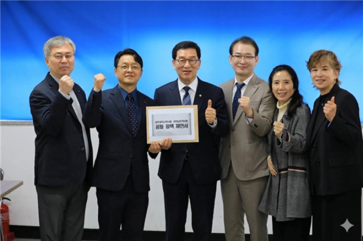 더불어민주당 전남광주특별시장 경선에 나선 신정훈 예비후보가 전남광주약사회 회장단과 간담회 후 기념촬영을 하고 있다. 신정훈 후보 측 제공