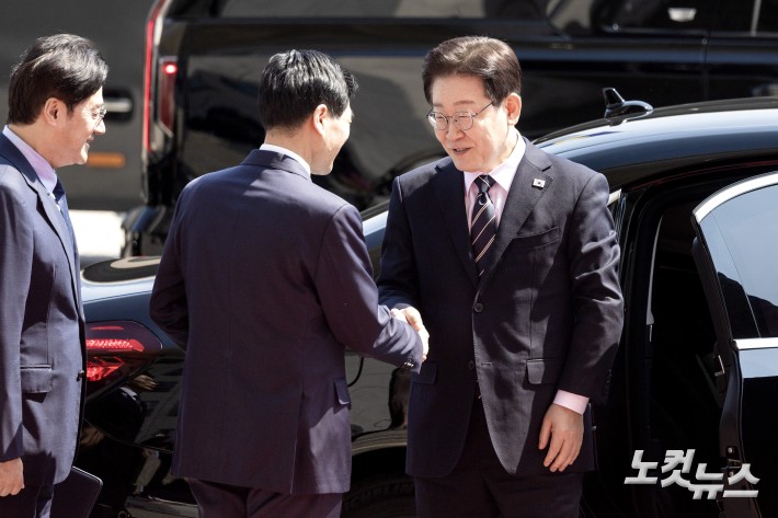 이재명 대통령이 2일 서울 여의도 국회에서 중동 전쟁 대응 등을 위한 추가경정예산안과 관련해 시정연설을 하기 위해 도착해 김민기 국회 사무총장과 인사하고 있다. 2026.04.02.