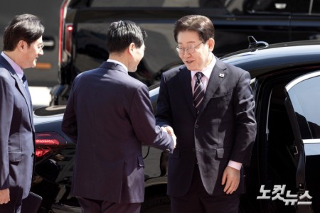 이재명 대통령이 2일 서울 여의도 국회에서 중동 전쟁 대응 등을 위한 추가경정예산안과 관련해 시정연설을 하기 위해 도착해 김민기 국회 사무총장과 인사하고 있다. 2026.04.02.