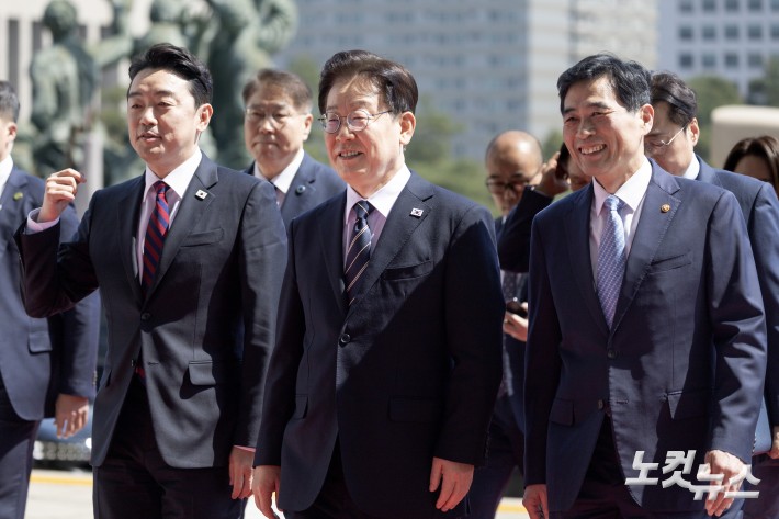 이재명 대통령이 2일 서울 여의도 국회에서 중동 전쟁 대응 등을 위한 추가경정예산안과 관련해 시정연설을 하기 위해 본청으로 들어서고 있다. 2026.04.02.