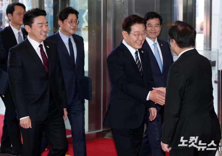 이재명 대통령이 2일 오후 서울 여의도 국회에서 2026년도 1차 추가경정예산안(추경안) 관련 시정연설을 위해 국회 본청으로 들어서며 우원식 국회의장과 인사를 나누고 있다.