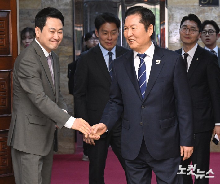 정청래 더불어민주당대표와 장동혁 국민의 대표가  2일 추가경정예산안 시정연설을 위해 방문을 할 이재명 대통령을 사전 환담장에서 기다리며 인사를 나누고 있다.2026.4.2