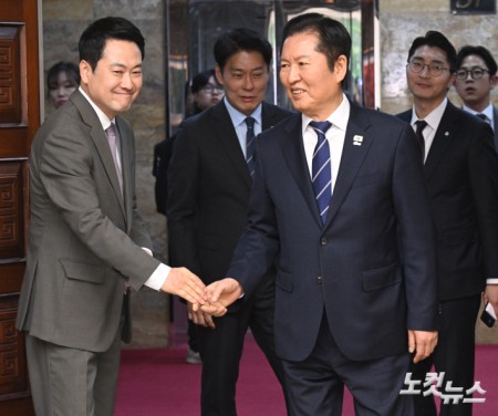 정청래 더불어민주당대표와 장동혁 국민의 대표가  2일 추가경정예산안 시정연설을 위해 방문을 할 이재명 대통령을 사전 환담장에서 기다리며 인사를 나누고 있다.2026.4.2