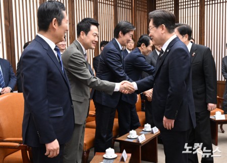 이재명 대통령이 2일 추가경정예산안 시정연설을 위해 국회방문해 사전 환담장에서 장동혁 국민의힘 대표와 인사를 나누고 있다. 2026.4.2