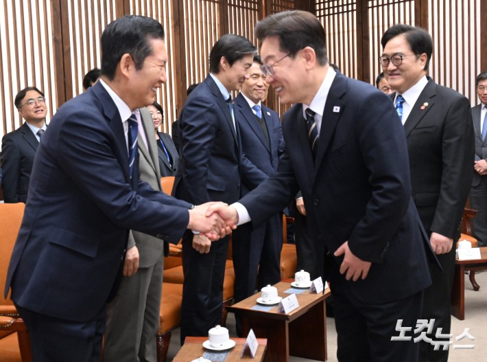 이재명 대통령이 2일 추가경정예산안 시정연설을 위해 국회방문해 사전 환담장에서 정청래 더불어민주당 대표와 인사를 나누고 있다.2026.4.2