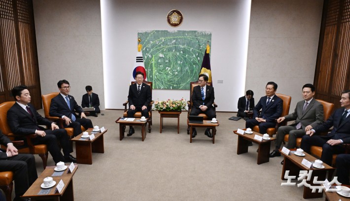 이재명 대통령이 2일 추가경정예산안 시정연설을 위해 국회에 도착해 사전 환담장에서 발언 하고 있다.2026,4,2