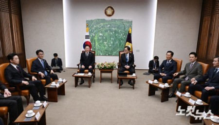 이재명 대통령이 2일 추가경정예산안 시정연설을 위해 국회에 도착해 사전 환담장에서 발언 하고 있다.2026,4,2