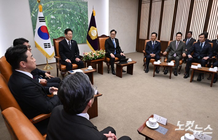 이재명 대통령이 2일 추가경정예산안 시정연설을 위해 국회에 도착해 사전 환담장에서 발언 하고 있다.2026,4,2