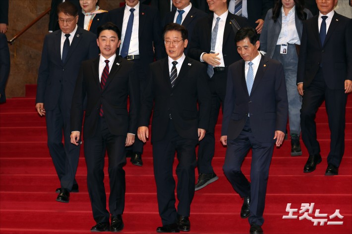 이재명 대통령이 2일 오후 서울 여의도 국회에서 2026년도 1차 추가경정예산안(추경안) 관련 시정연설을 마친 후 국회 본청을 떠나고 있다.