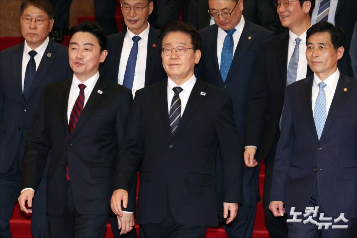 이재명 대통령이 2일 오후 서울 여의도 국회에서 2026년도 1차 추가경정예산안(추경안) 관련 시정연설을 마친 후 국회 본청을 떠나고 있다.